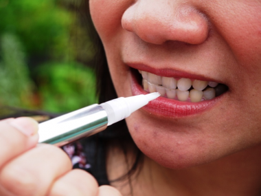 35% Fast acting Carbamide Whitening Pen £9.95 Save buy 10 for £60 - Image 2